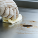 découvrez des méthodes efficaces pour éliminer les taches acides sur l'acier inoxydable tout en conservant son éclat et sa finition impeccable.