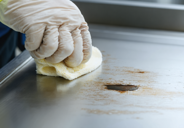 découvrez des méthodes efficaces pour éliminer les taches acides sur l'acier inoxydable tout en conservant son éclat et sa finition impeccable.