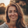 Portrait d'une femme souriante en extérieur.