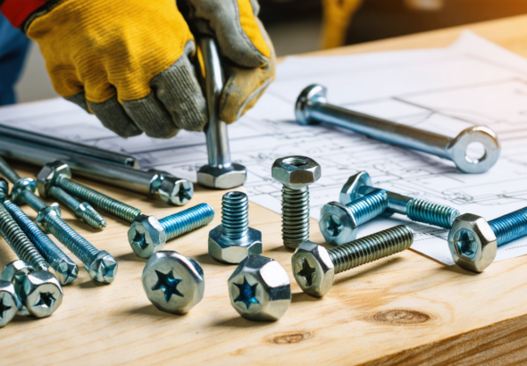 découvrez comment choisir la quincaillerie idéale pour garantir des fixations solides et durables dans vos projets de bricolage et construction.