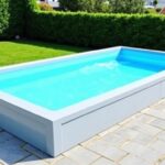 Piscine en béton ou coque polyester : choisir le matériau idéal pour un bassin durable et résistant